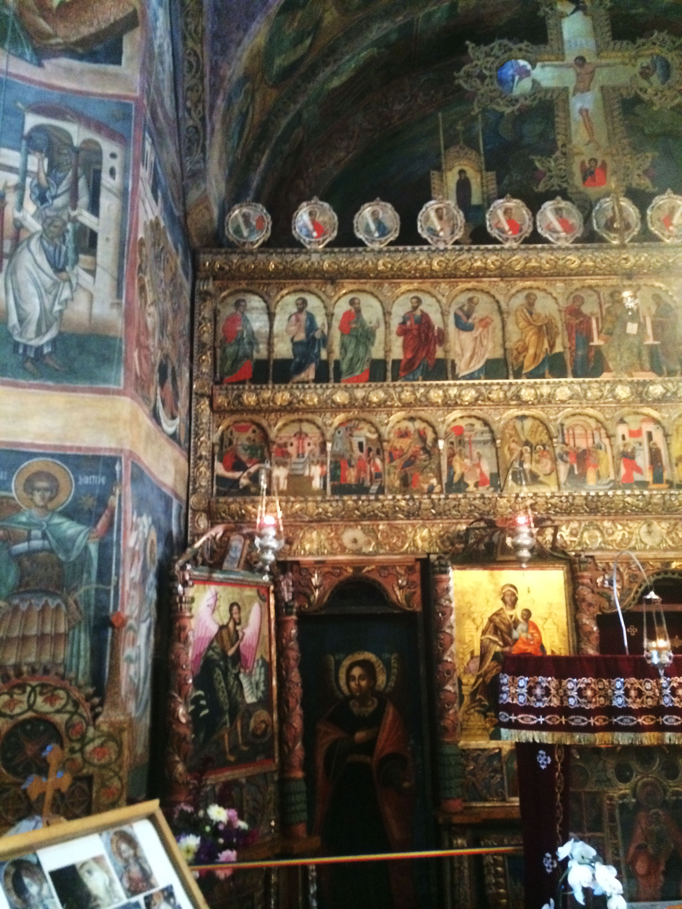 Voronet-inside-monastery-w.jpg