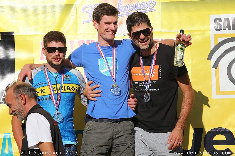 podium zubrówka.jpg