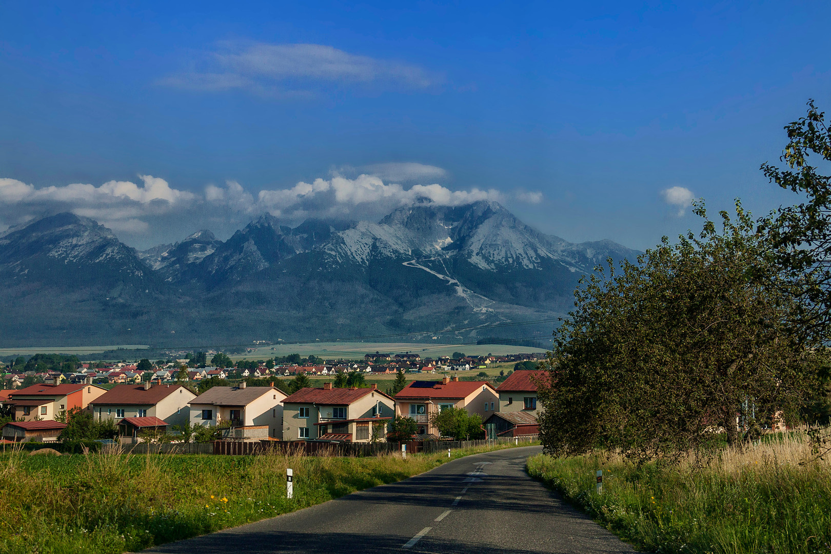Wąwozy mokre więc zapada decyzja, że dzisiaj Łomnica będzie nasza ( kolejką, bo jak wspomniałem torba z aparatem ciężka). Widok z drogi do wyciągu. Na samą myśl jak piękne będą zdjęcia na górze czuję dreszczy emocji. / IMG_0200.jpg IMG_0200.jpg