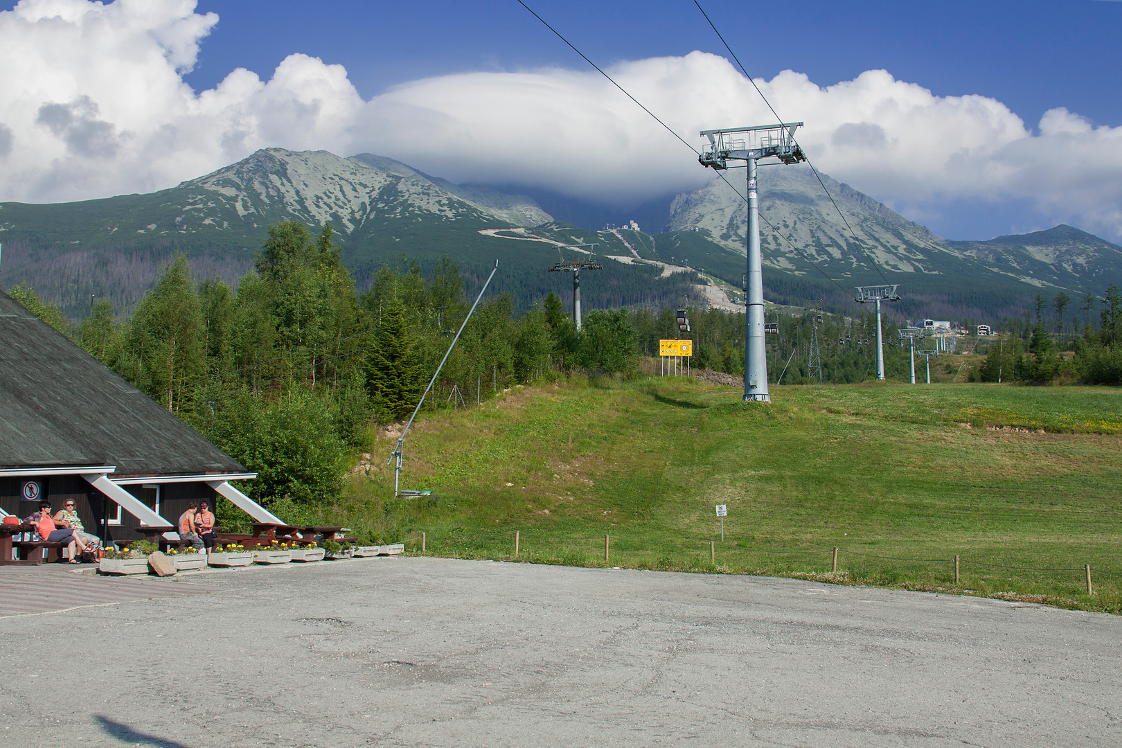 Bilety kupione - w oczekiwaniu. Pojawiły się chmury, ale to chyba chmury pięknej pogody. / IMG_0203.jpg IMG_0203.jpg