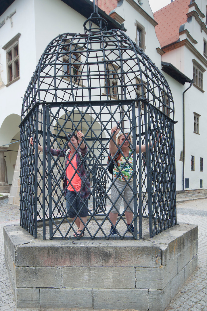 Klatka hańby w Lewoczy ma powodzenie, ale kłódki brak. / IMG_0274.jpg IMG_0274.jpg