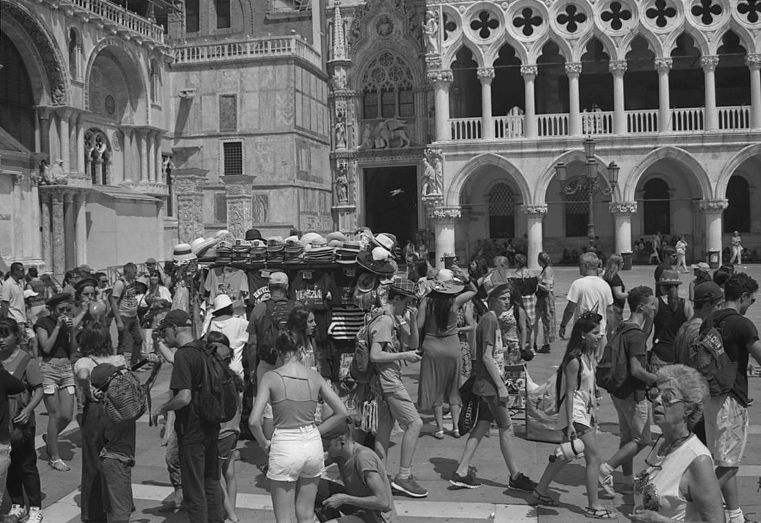 tłum na pl.Św Marka.jpg