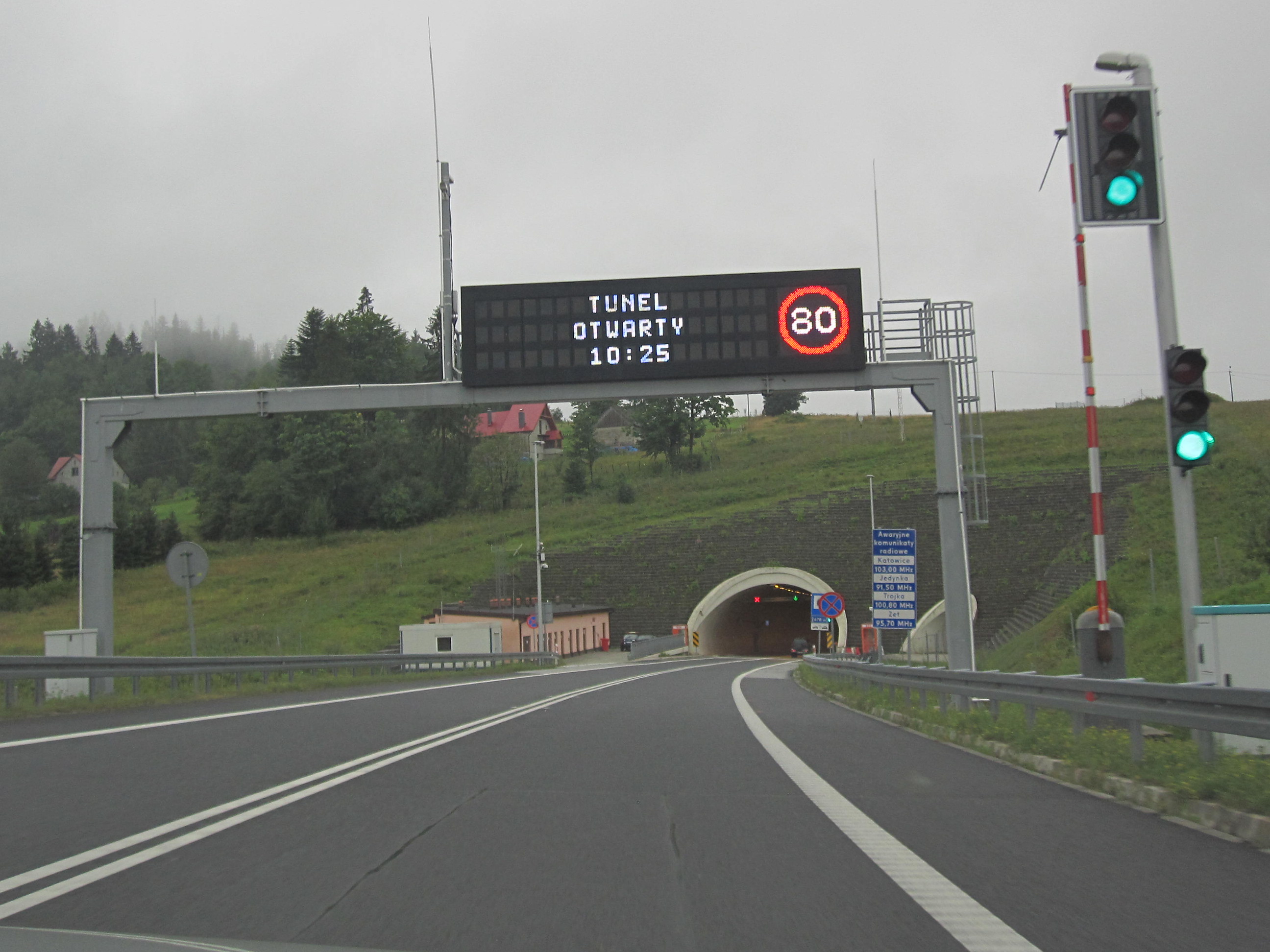 Między Milówką a Zwardoniem wjeżdżamy do jedynego polskiego tunelu drogowego wybudowanego poza miastem. / IMG_0637.JPG IMG_0637.JPG