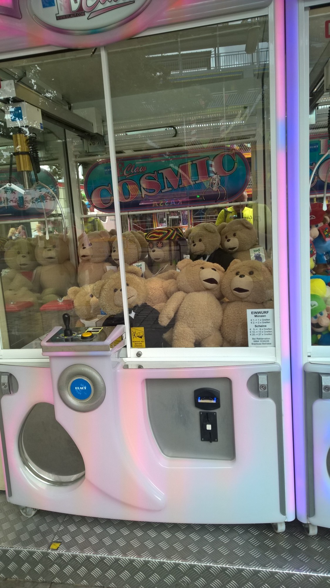 Zwykle przechodziłem obok tych maszyn z całkowitą obojętnością. No ale jak to, Teda nie uratuję? :D / 02.jpg 02.jpg