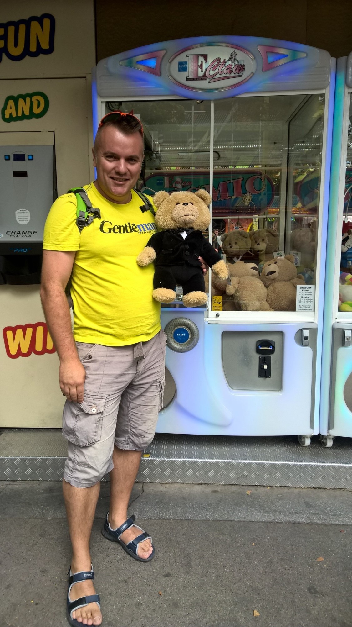 Żebyście widzieli minę gościa, który władował już (tylko przy mnie!) ze 20 € do maszyny z minionkami, kiedy ja wyciągnąłem Miśka za pierwszym razem :) / 03.jpg 03.jpg