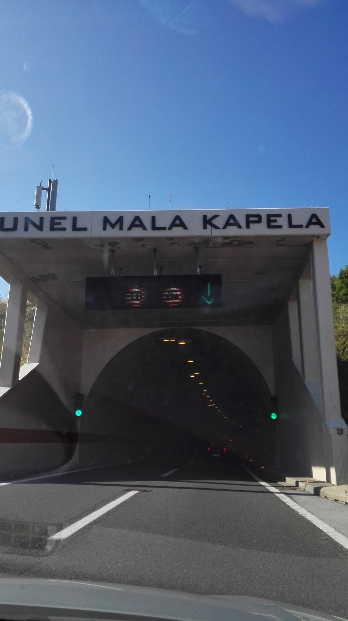 Dopiero w tym roku Ania zwróciła moją uwagę na fakt, że najdłuższy chorwacki tunel na naszej trasie jest jednocześnie jedynym, który ma wlot o innym niż okrągły kształcie. / 11.jpg 11.jpg