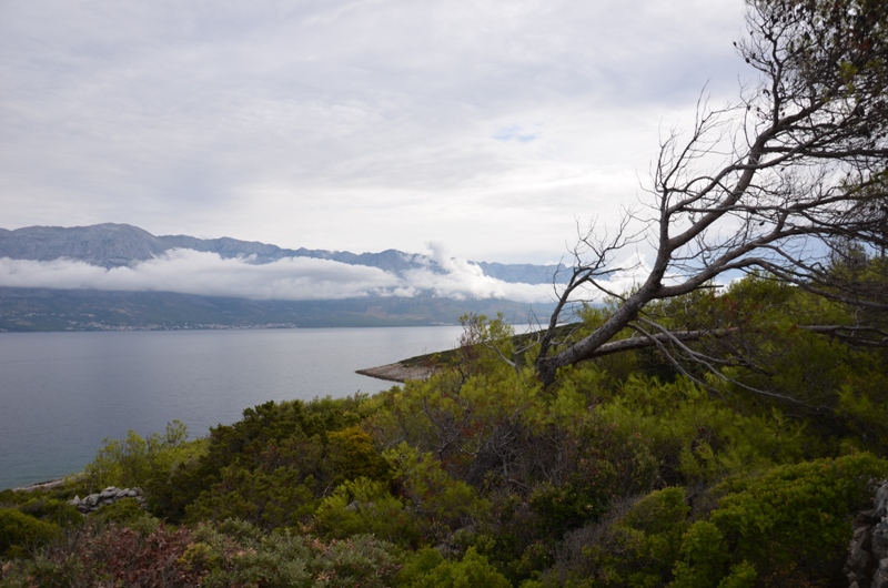 004 kawałek drogi za Povlją.JPG
