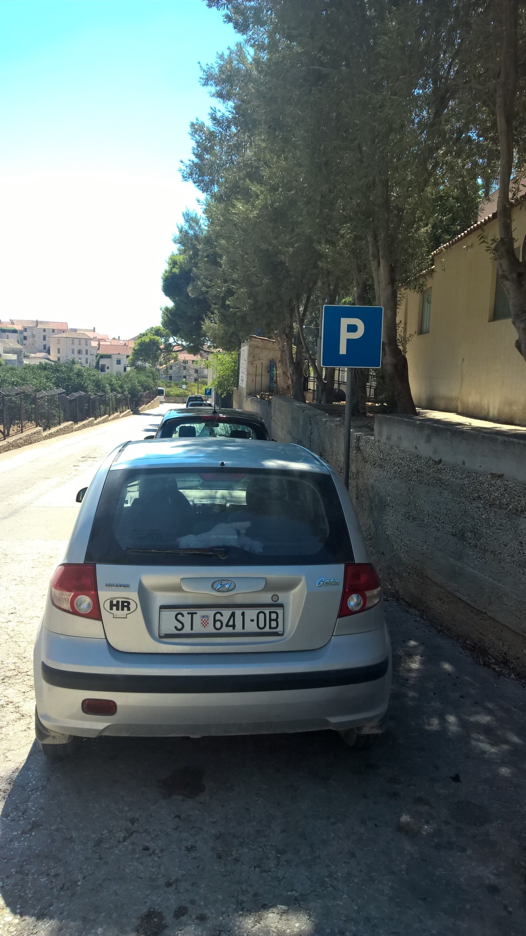 Miejsca postojowe na tej samej ulicy, nizej, blisko targu i przystanku autobusowego. Stąd najbliżej na rivę, ale miejsc jest niewiele. / 13.jpg 13.jpg