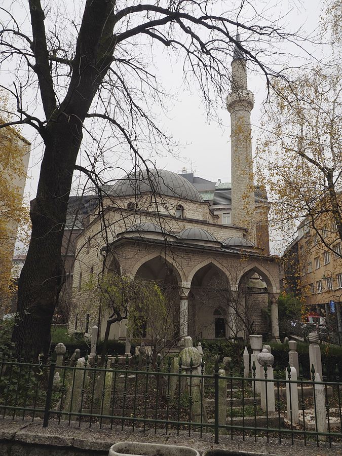 zdjęcie meczetu znalezione w necie / Sarajevo_Capitol_of_Bosnia_and_Herzegovina_(15840490028).jpg Sarajevo_Capitol_of_Bosnia_and_Herzegovina_(15840490028).jpg