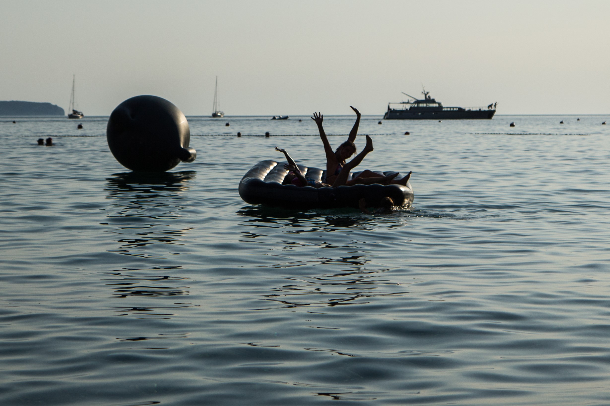 "...spłacheć dmuchanego plastiku służy jednocześnie za pływającą wyspę i trampolinę..." / 05.jpg 05.jpg