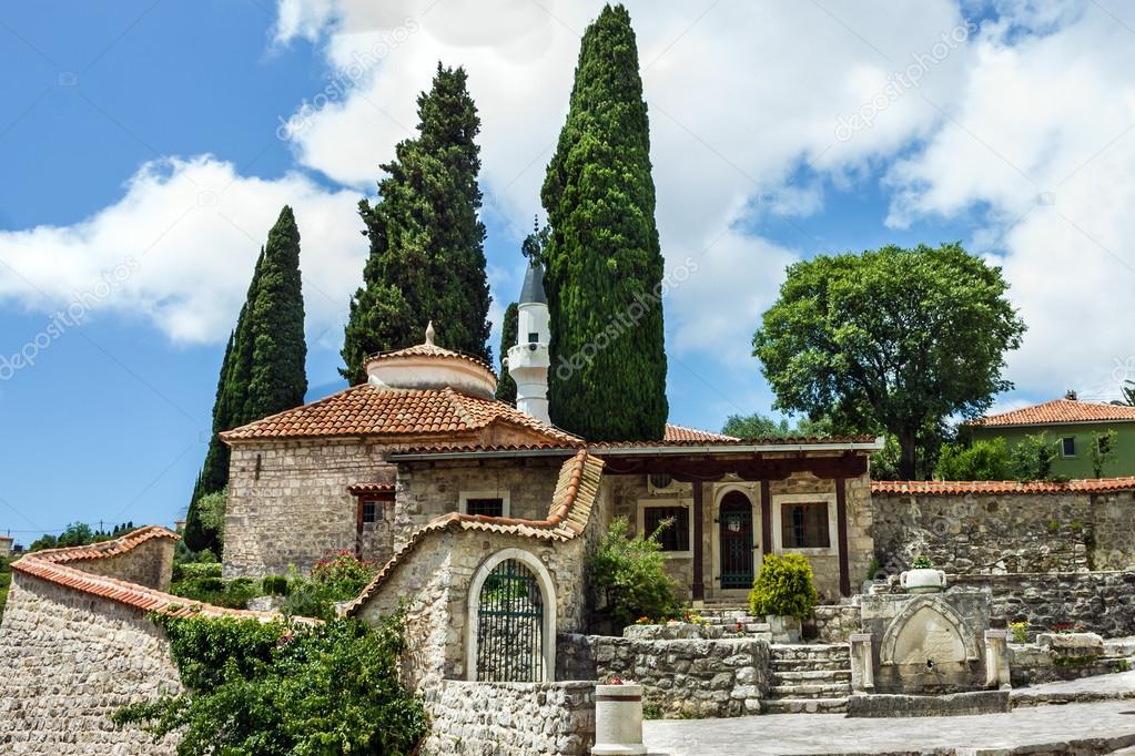 zdjęcie z netu, było już za ciemno i moje zdjęcie nie wyszło / depositphotos_116278268-stock-photo-mosque-in-town-bar-montenegro.jpg depositphotos_116278268-stock-photo-mosque-in-town-bar-montenegro.jpg