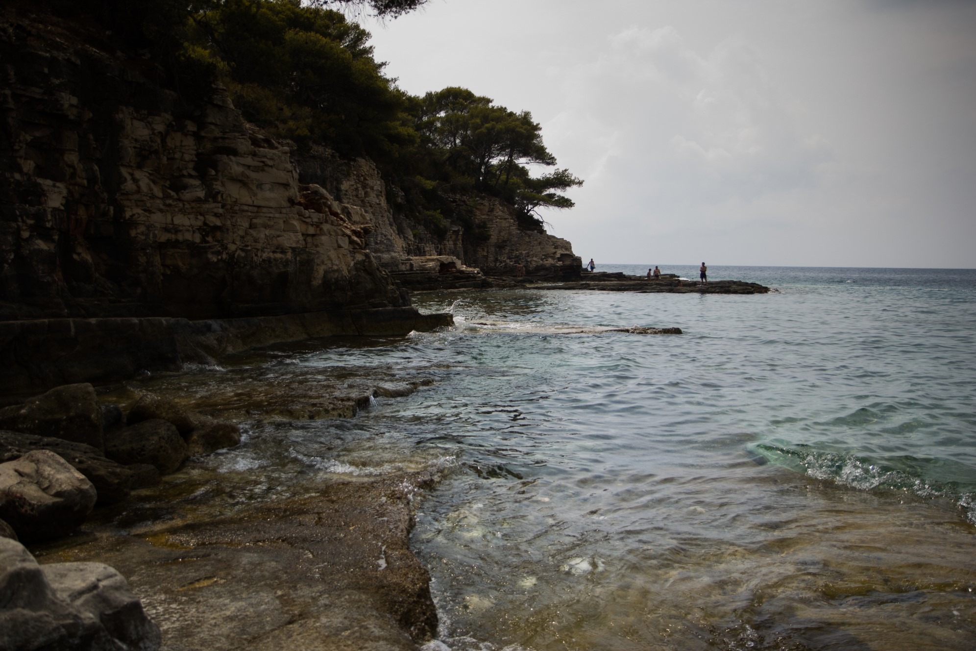 Tędy, po zatopionych w wodzie skałkach (albo ścieżką wysoko na skale) dojdziemy na FKK Bili Bok. / 10.jpg 10.jpg