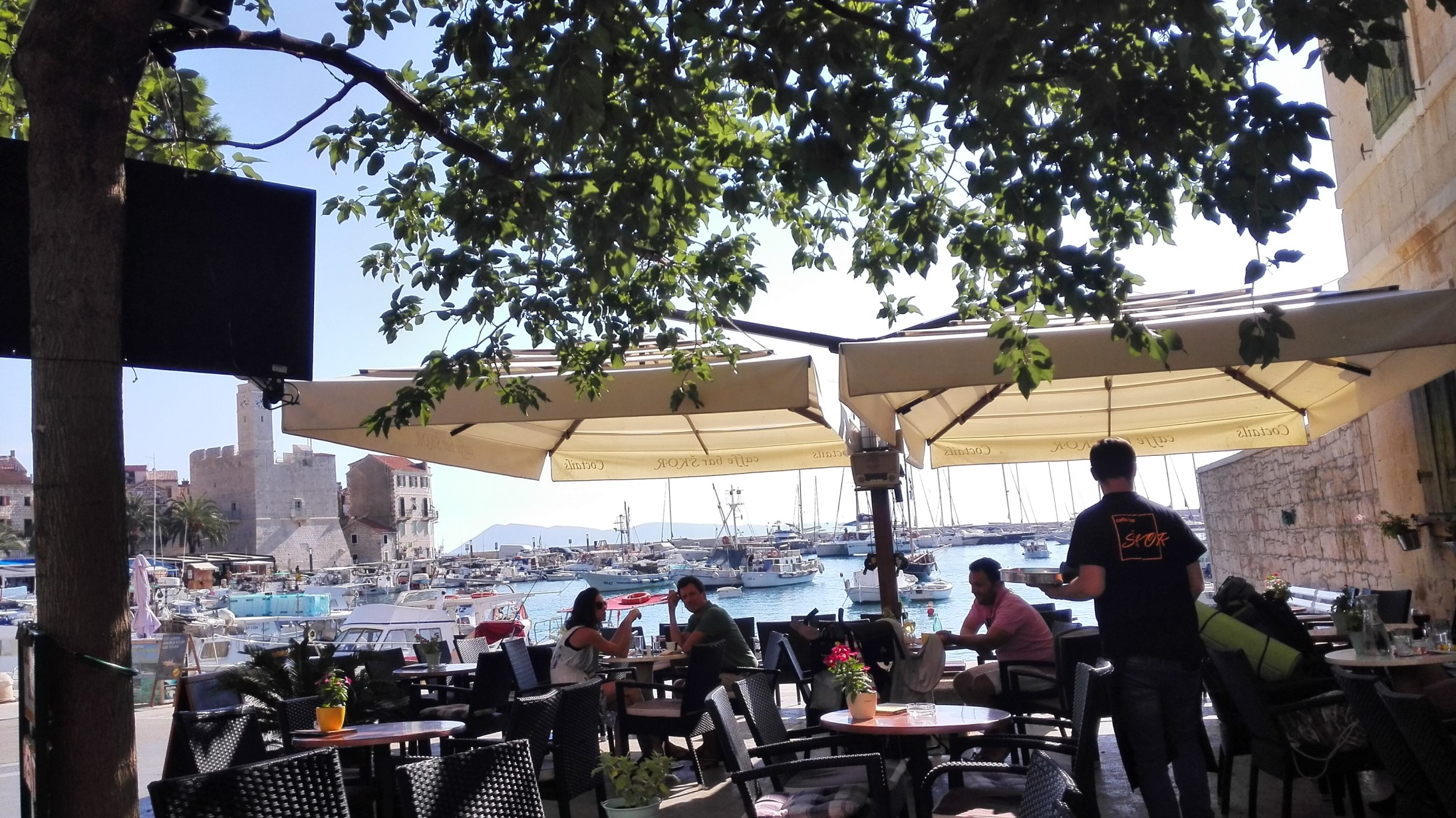 Škor aka Petit Paris zazwyczaj tylko mijamy. Wsioki z Rukavca nie potrzebują miastowej kawy ;p / 05.jpg 05.jpg