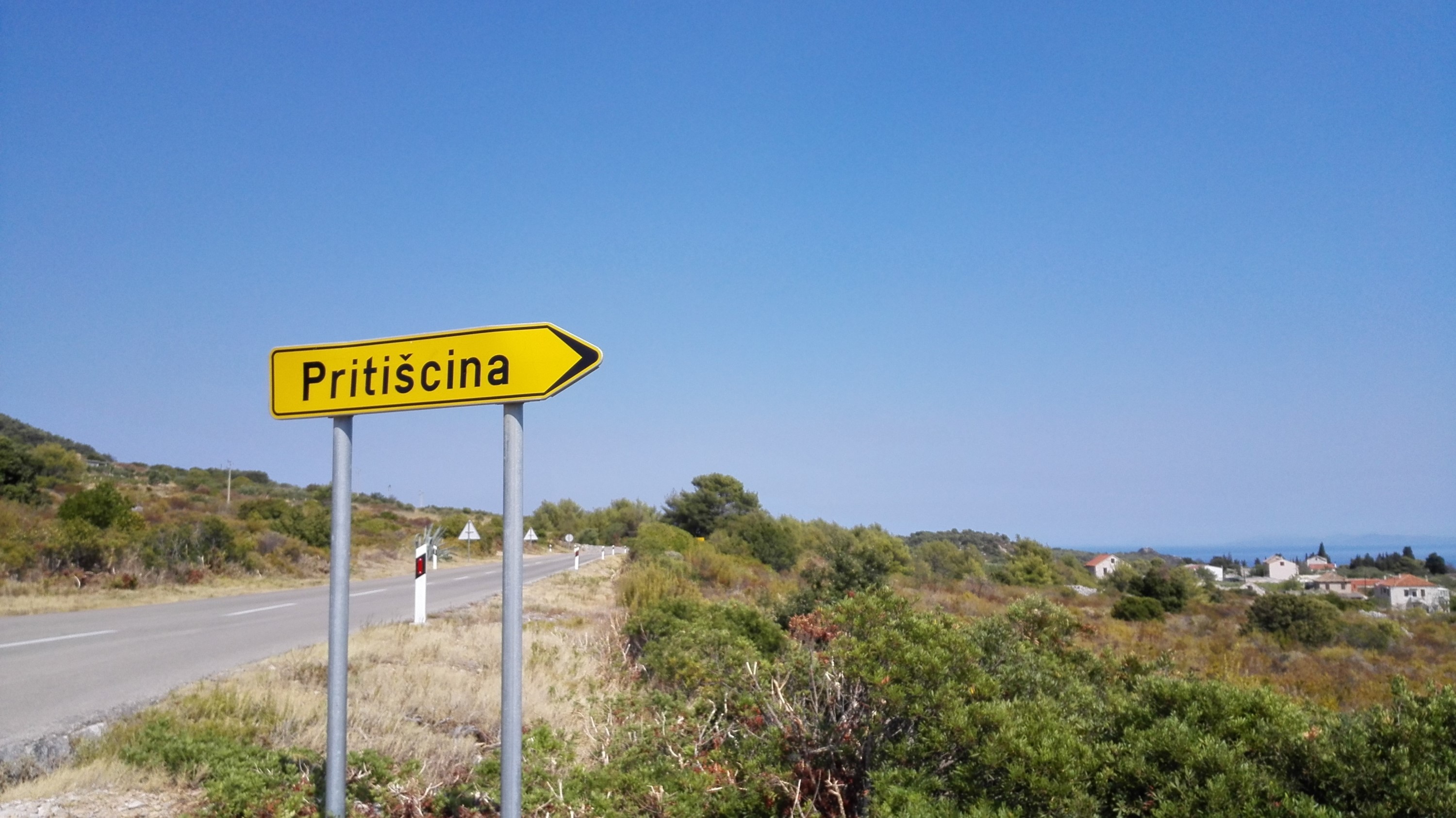 Skręt na Pritišćinę widziany z głównej drogi, jadąc od strony Komižy. W tle wieś Podhumlje. / 01.jpg 01.jpg
