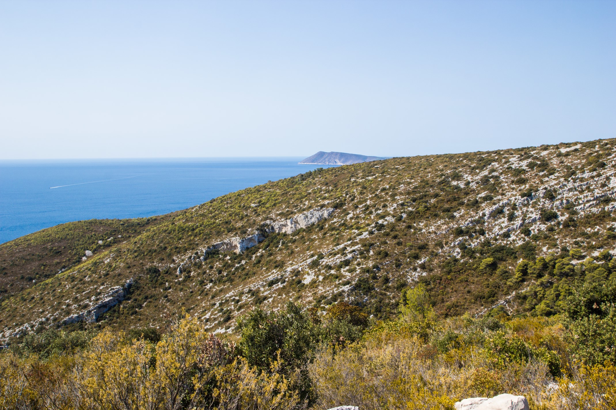 A patrząc na południowy zachód, widzimy południowy skrawek Biševa z masywem najwyższego szczytu - Stražbenicy. / 08.jpg 08.jpg