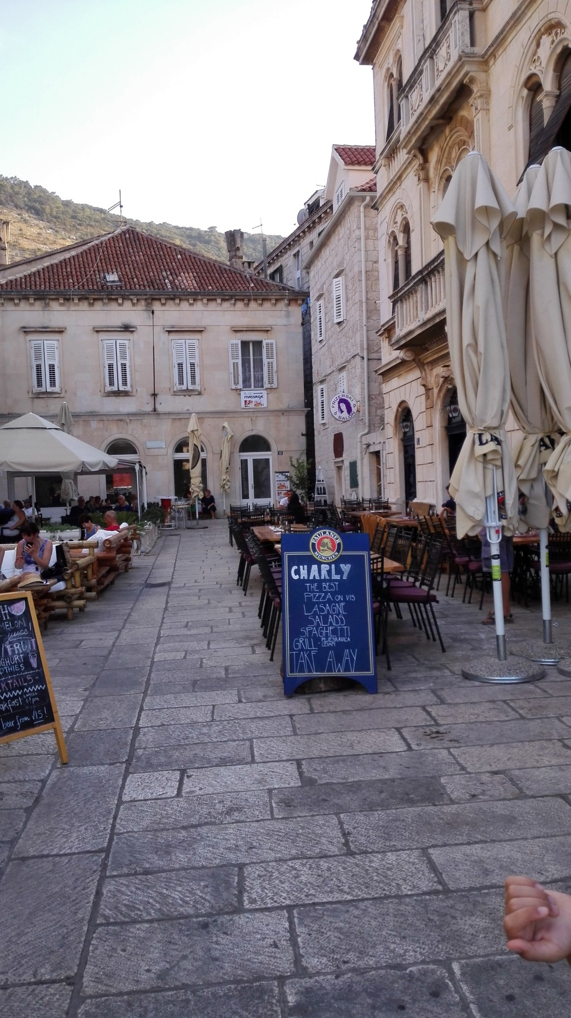 "...dochodzimy do placu o nazwie Trg Klapavica, prawie cały zajęty przez stoliki Pizzerii Charly oraz hotelowej kawiarni Hotelu Tamaris." / 01.jpg 01.jpg