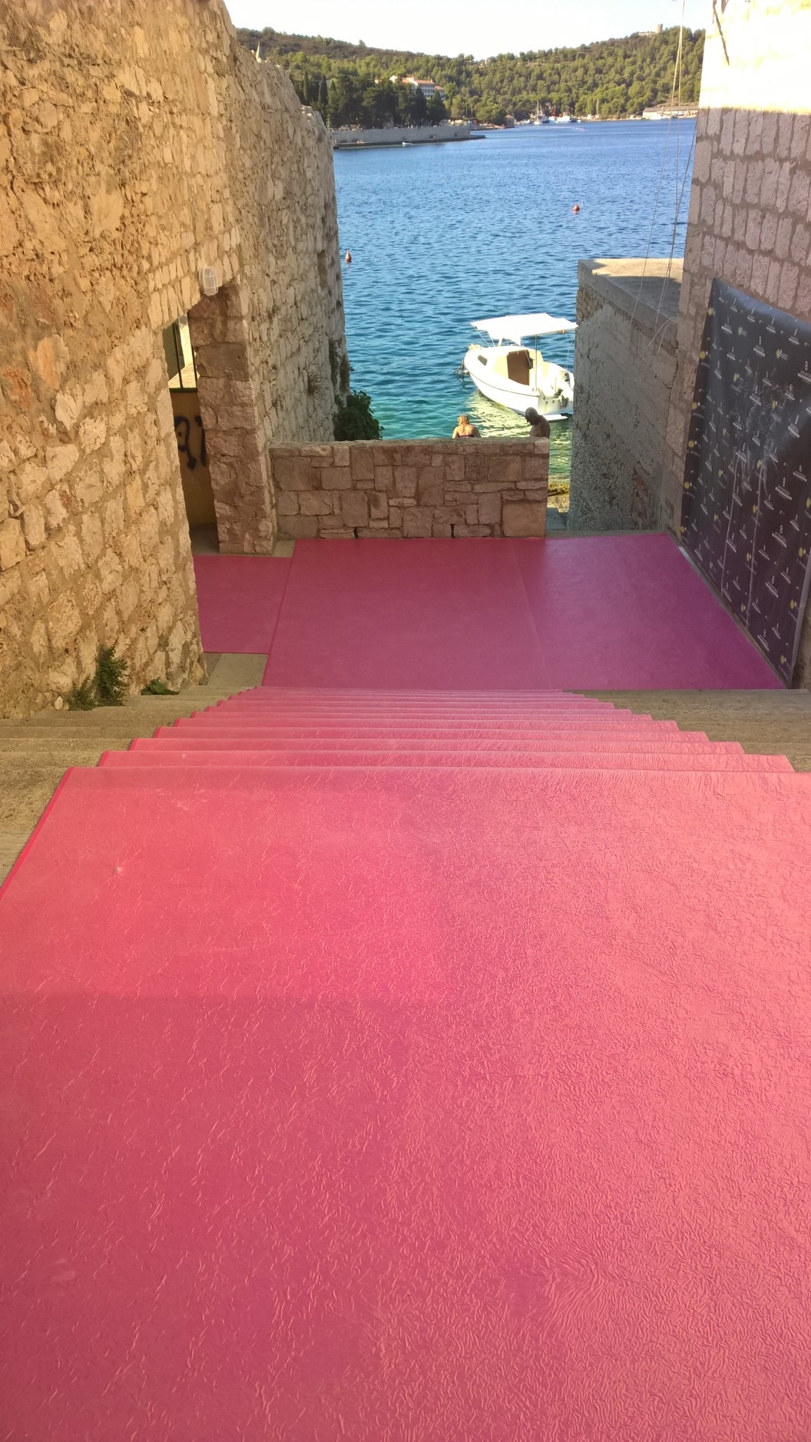 "...cóż to? Czerwony dywan?!" / 14.jpg 14.jpg