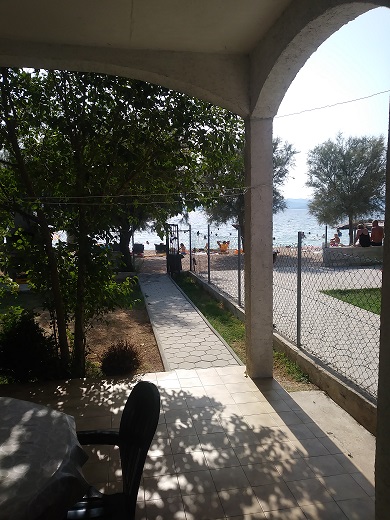 Widok może nie do końca zachwyca, ale najważniejsze, że 3 kroki i byliśmy na plaży. / 20170831_155248.jpg 20170831_155248.jpg