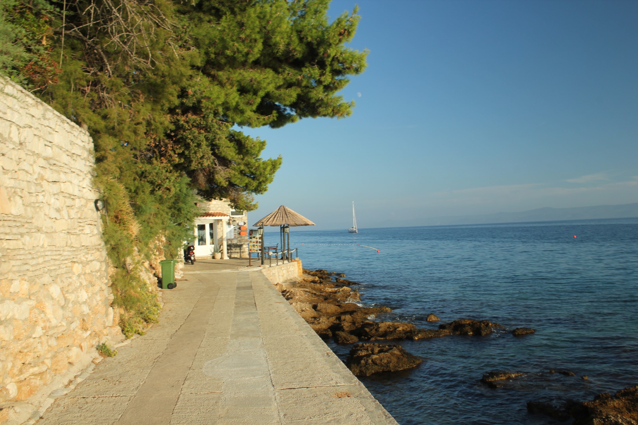 Wracamy przez Konobę Mlin na plażę przed samostanem. / IMG_8593.jpg IMG_8593.jpg