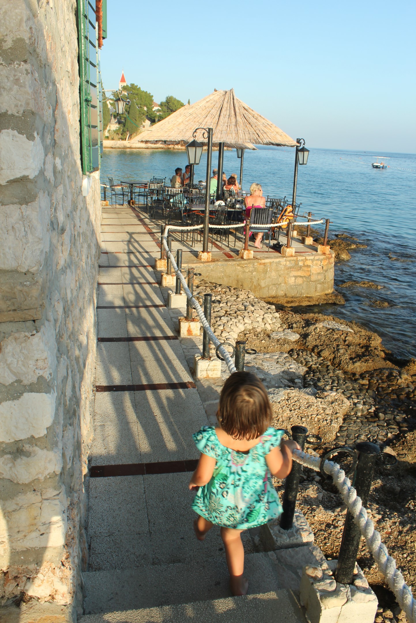 Dosłownie PRZEZ konobę - droga na skarpie prowadzi między stolikami. / IMG_8594.jpg IMG_8594.jpg