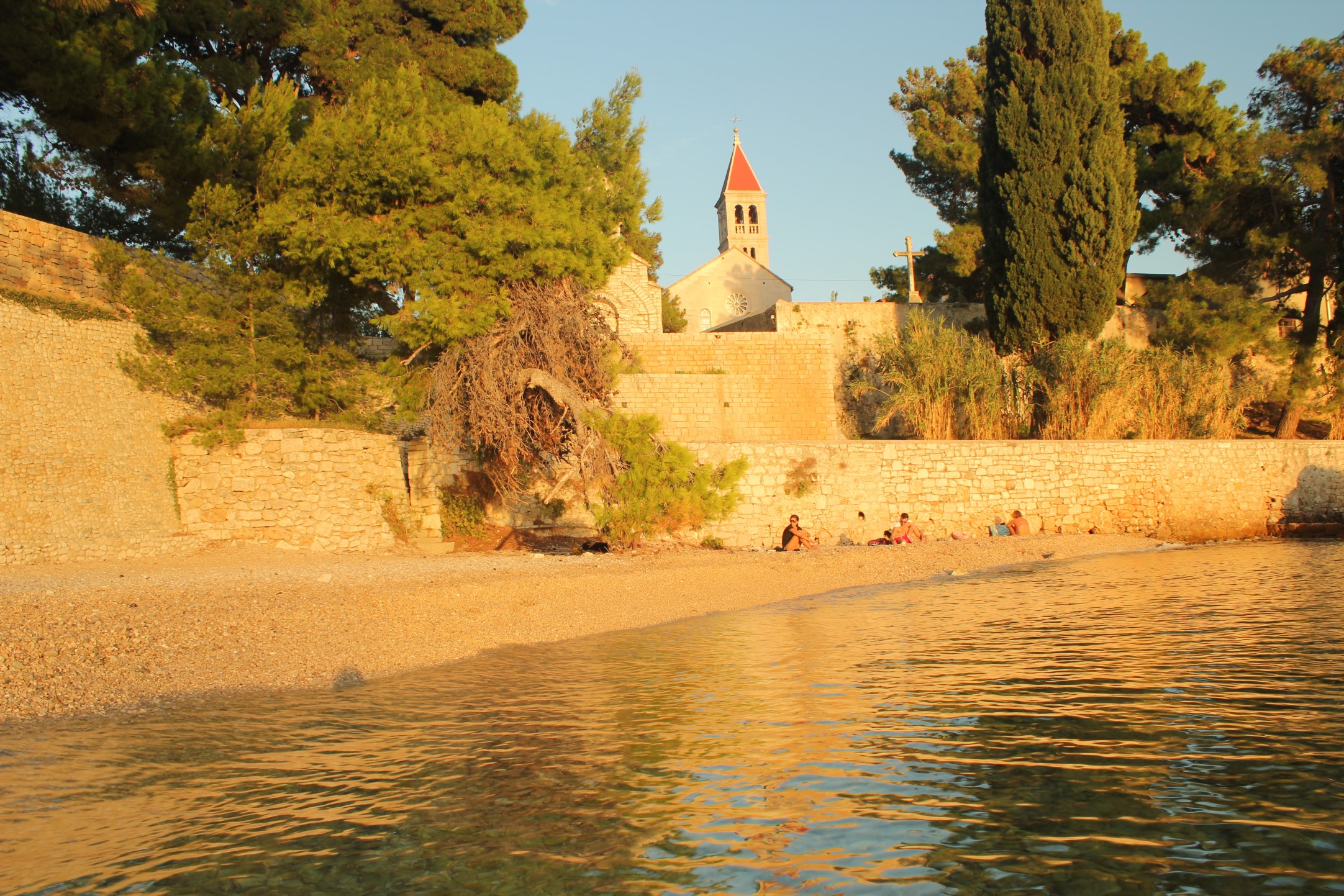 Ostatnie promienie łapią plażowicze skupieni pod murami samostanu. / IMG_8625.jpg IMG_8625.jpg