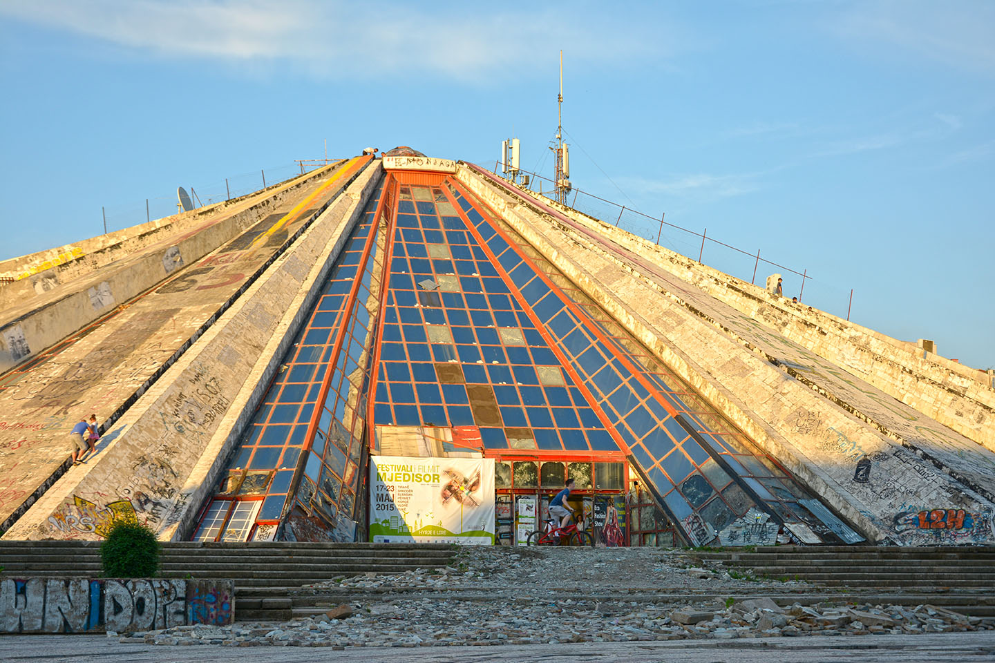 Tirana_piramida.jpg