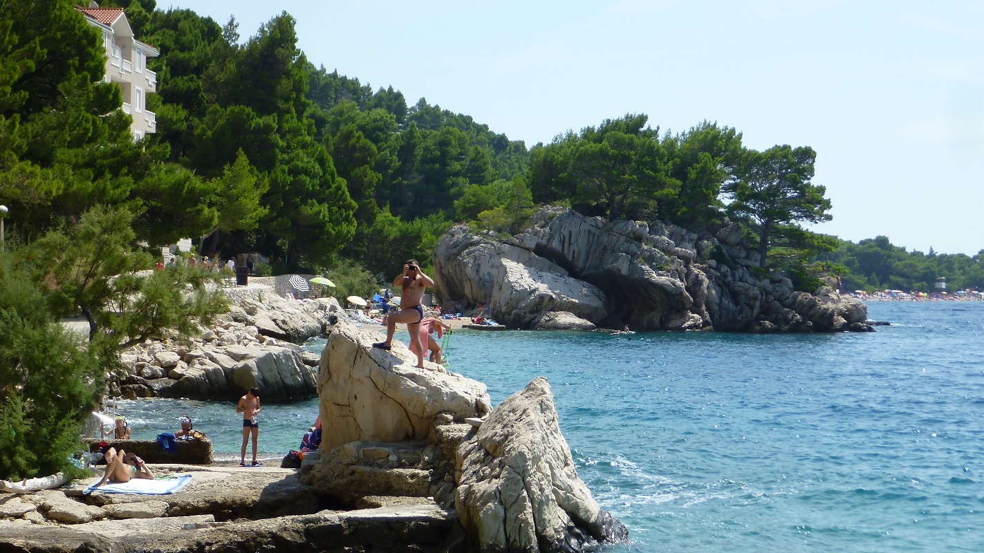 plażyczka pod domem z widokiem na kolejną - przy hotelu.jpg