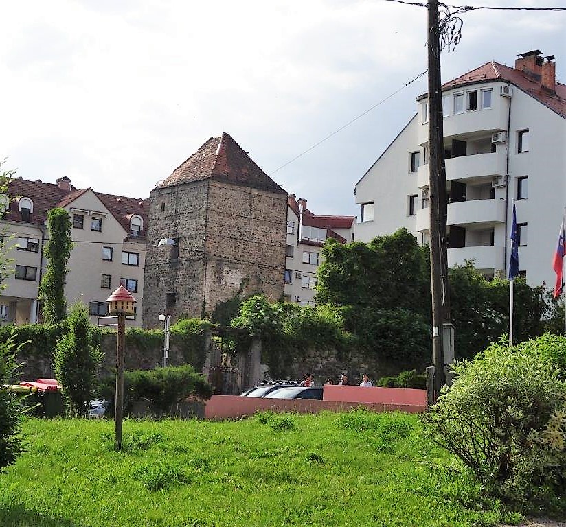 resztki murów obronnych wśród blokowisk / Słowenia maj 2018-05-19 017.jpg Słowenia maj 2018-05-19 017.jpg
