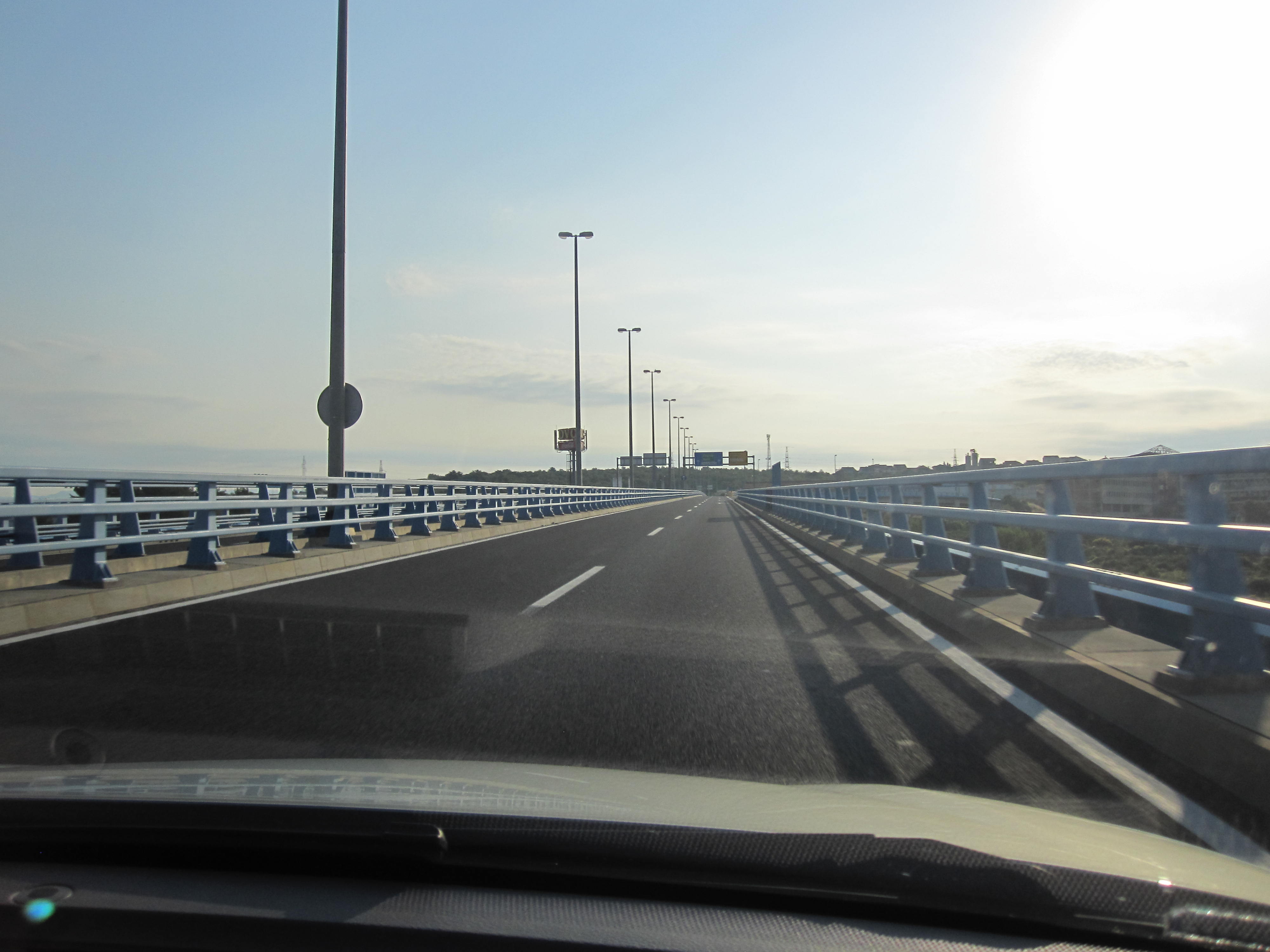 Wspinamy się do poziomu autostrady. / 05 droga.JPG 05 droga.JPG