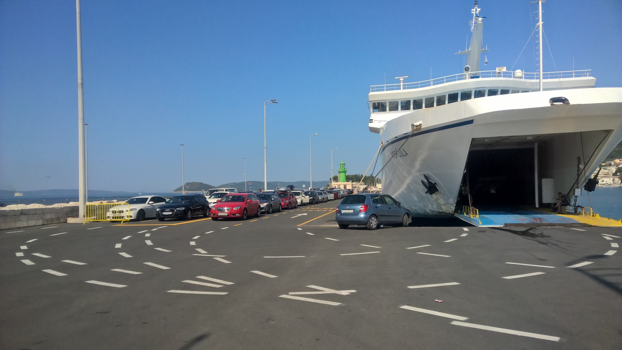 Kolejka do wjazdu na prom. Najpierw wjadą ci z lewej, po zewnętrznej. / 11 czekamy.jpg 11 czekamy.jpg