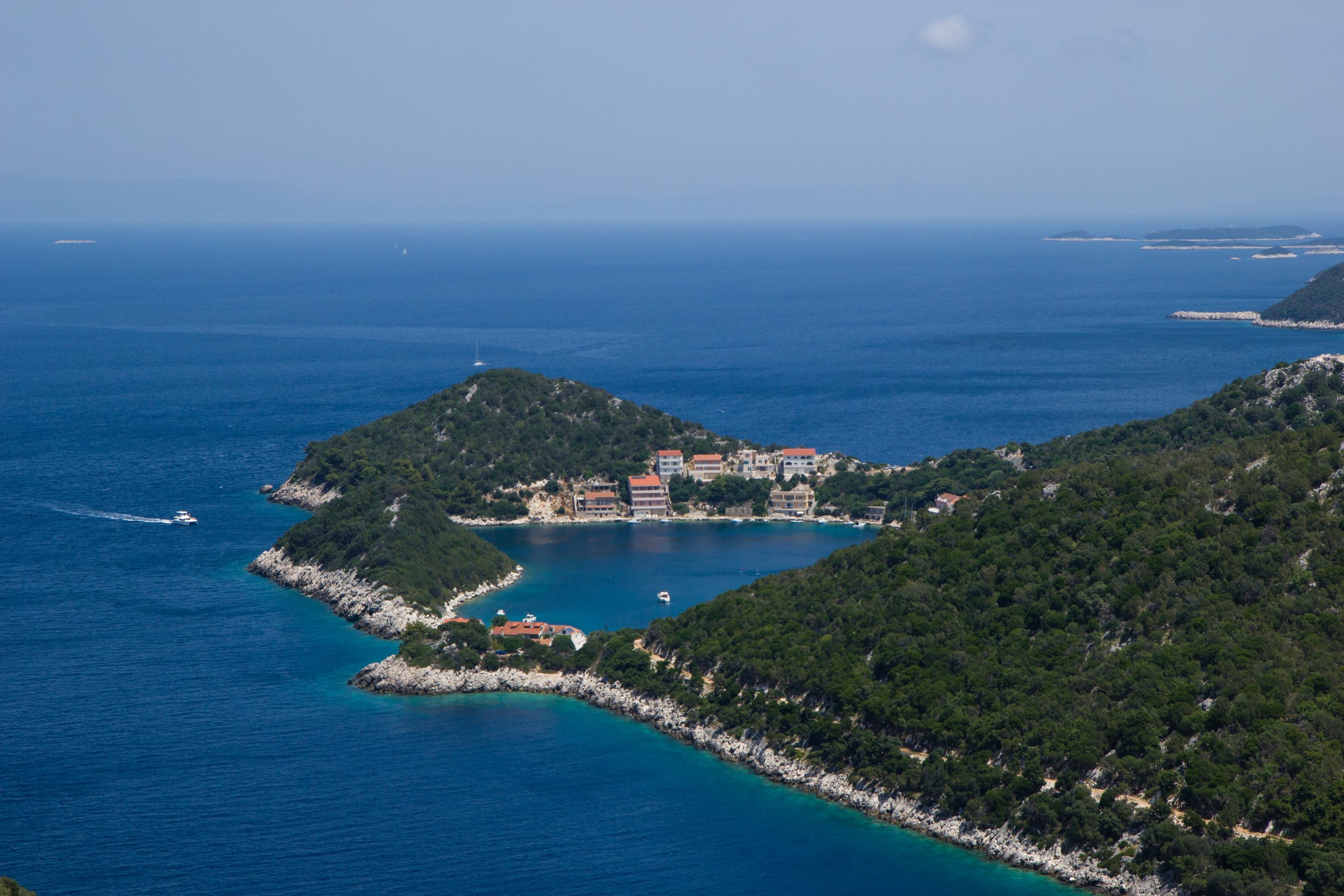 To, co z daleka wygląda jak jezioro, jest de facto zatoką Jadrana o nazwie...Zaklopitica. Od morza oddziela ją widoczna po lewej stronie wysepka o wymyślnej nazwie Škoj od Zaklopitice :P / 07 zaklop zoom.jpg 07 zaklop zoom.jpg