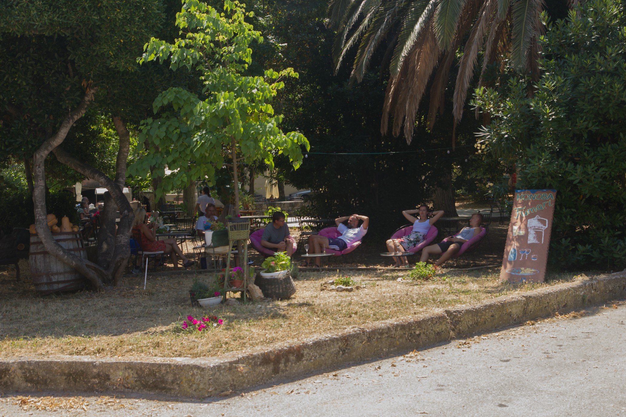 Konoba Fumari zajmuje centralną, zadrzewioną część nietypowego placu, przy którym mieszczą się także szkoła podstawowa i urząd gminy. / 21 plac przy fumari.jpg 21 plac przy fumari.jpg