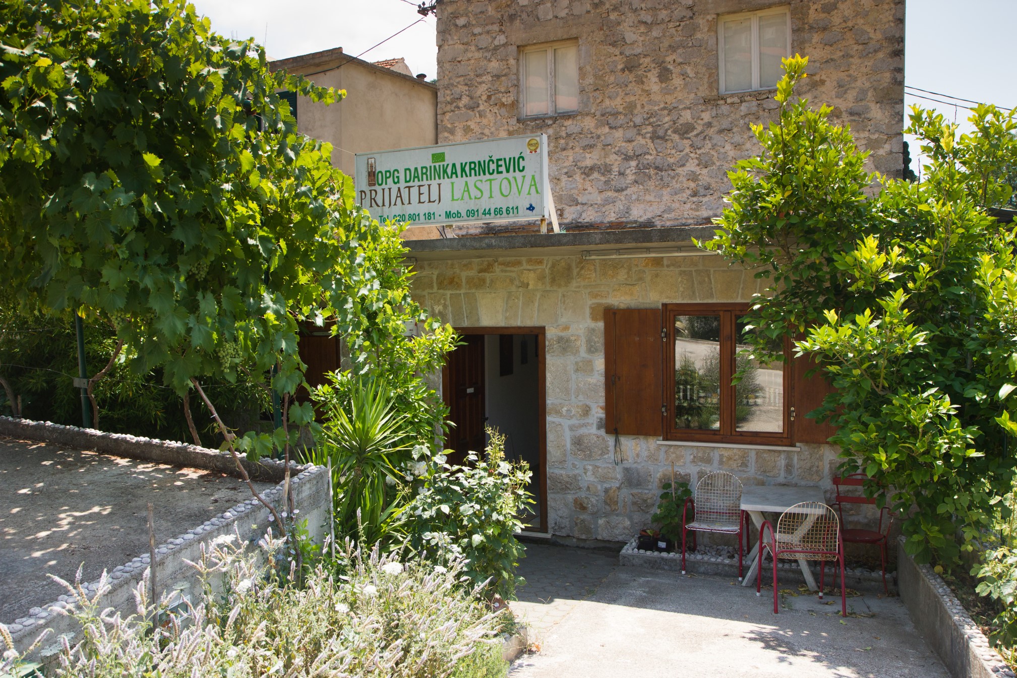 W dolnej części miasta mieści się drugi sklep "Przyjaciół Lastowa" z domowymi wyrobami, ewidentnie robionymi pod turystów. / 89 sklep prijatejli na dole_renamed_6203.jpg 89 sklep prijatejli na dole_renamed_6203.jpg