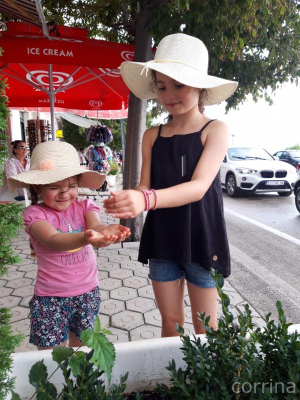 Kapiąca z parasola woda to świetna zabawa / 07.jpg 07.jpg