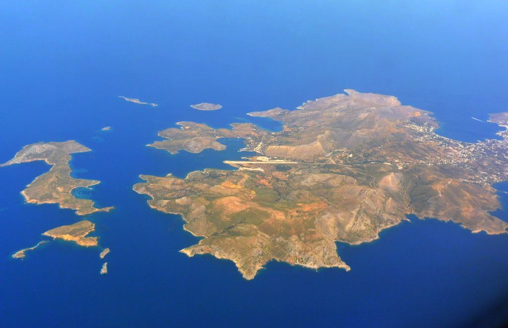 DSC_8574 od lewej wyspa Archangelos Lerou i wyspa Leros (z lotniskiem).JPG