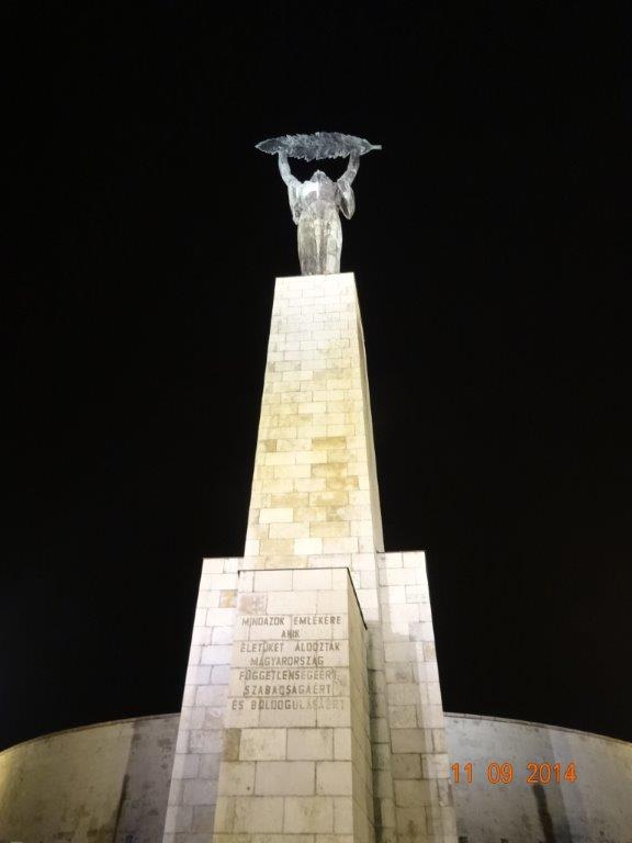 Węgrzy mówią na ten pomnik "otwieracz gigant" / Budapeszt 493.jpg Budapeszt 493.jpg