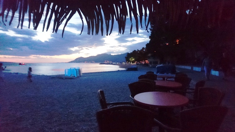 3 wieczor w BV czekamy na drina.JPG