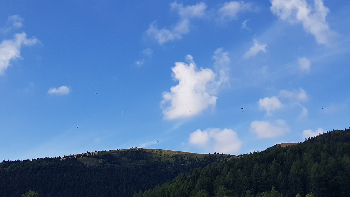 Donovaly - widok z parkingu - te małe kropki to paralotniarze. / 20190817_172140.jpg 20190817_172140.jpg