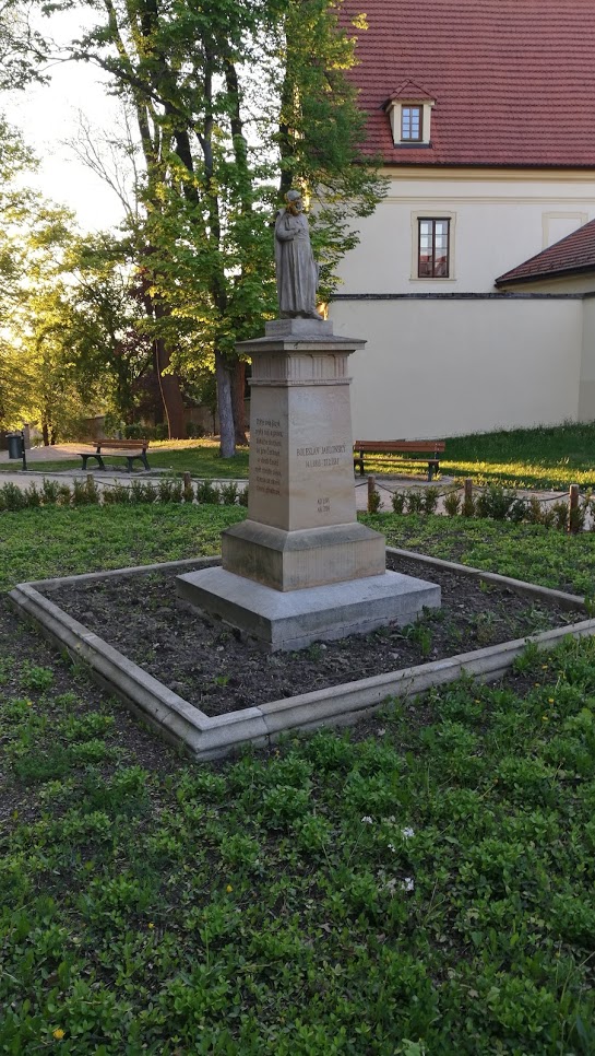 pomnik.jpg