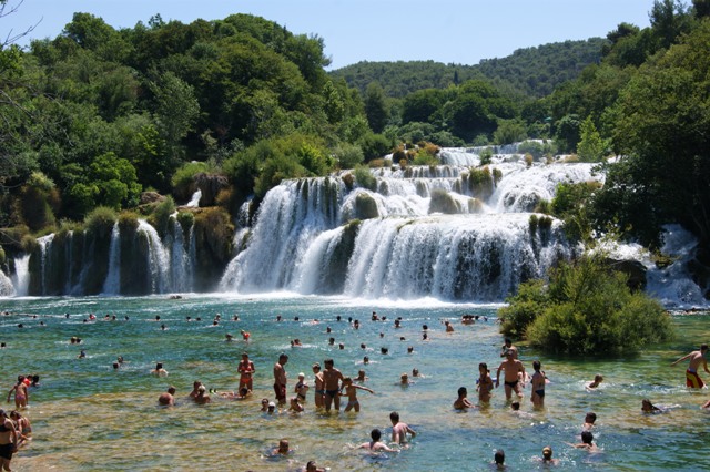 Park Krka, Rakiję można kupić :), hałas wytwarzany przez wodospad-tego zdjęcie nie odda. Śliskie kamienie. Można sobie jak sroczka. / DSC04010.JPG DSC04010.JPG
