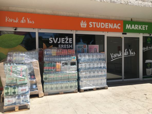 Nowy studenac w Komiży jest nieźle zaopatrzony - wizyty w Tommym w Visie stały się zbędne / 02.JPG 02.JPG