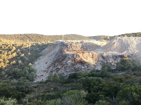 ...ale i wysypisko śmieci (czyżby tam przeniesiono je z okolic Komiży?) / 08 vell.JPG 08 vell.JPG