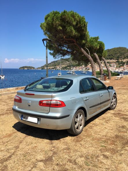 Jak już wspominałem, w Komiży turyści mają od tego roku ciężko z parkowaniem. Inaczej zrobiono to w Visie - zamknięto co prawda dolną połowę darmowego parkingu przy muzeum, ale za to udostępniono (za darmo!) dodatkowe miejsca poniżej, nad samym bulwarem. Można? / 09 vis parking.JPG 09 vis parking.JPG