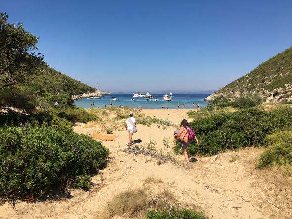 Moim tegorocznym odkryciem była (piaszczysta) Uvala Vela Smokova. Odwiedzona w końcu, przy okazji 5. pobytu na Wyspie. Polecam każdemu - bije Stonćicę na głowę! / 10 smok.JPG 10 smok.JPG