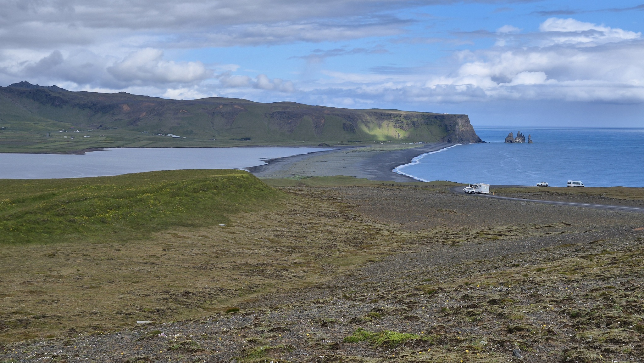 Widok z Dyrhólaey w kierunku czarnej plaży Reynisfjara / Dyrhólaey4_Easy-Resize.com.jpg Dyrhólaey4_Easy-Resize.com.jpg