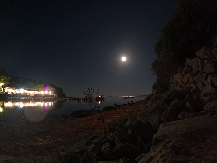 GOPR3457 Knajpa na kempingu nocą.JPG