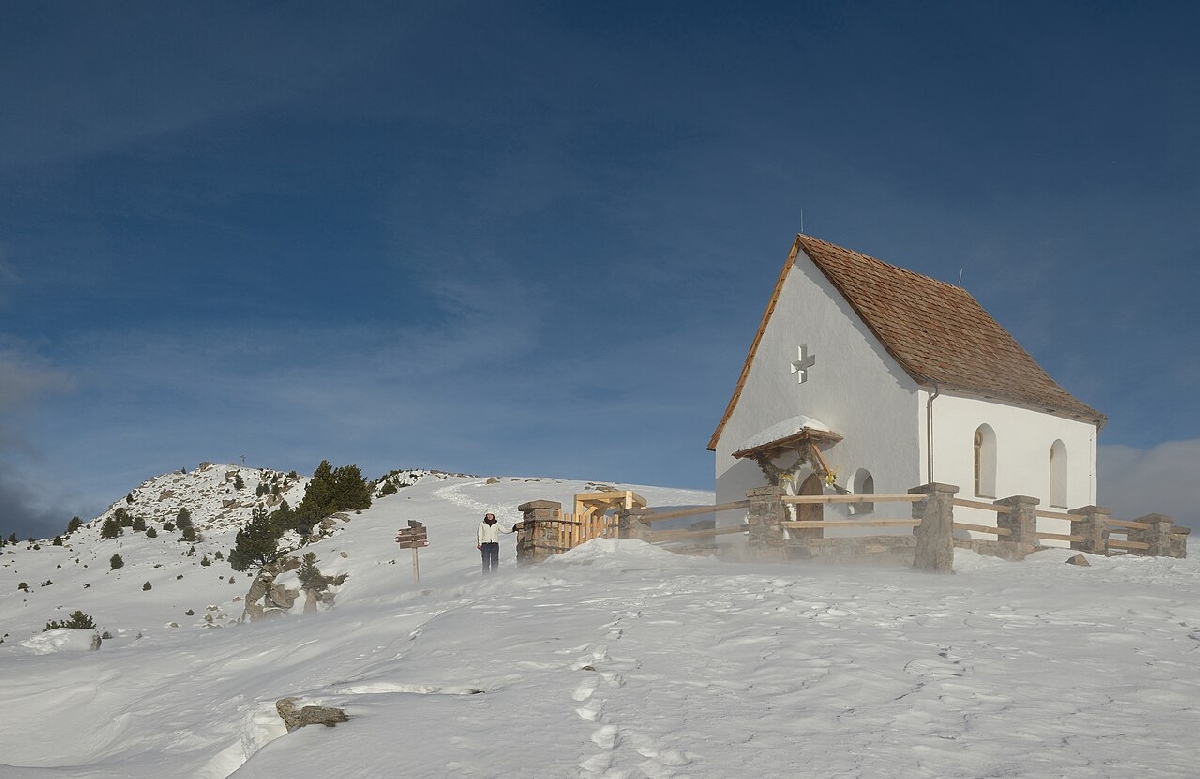 29a=Raschötzer_Kapelle_über_St._Ulrich_in_Gröden_im_Winter_2013.jpg