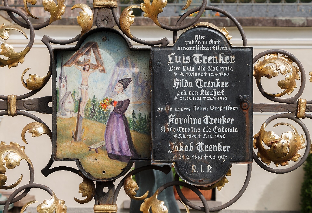 55a=Trenker_family_grave_-_Urtijëi_-_02.jpg