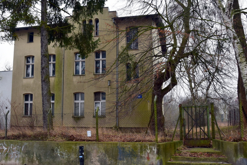 Na przeciwko tego domu jest nasz parking. / 1-DSC_0001.JPG 1-DSC_0001.JPG
