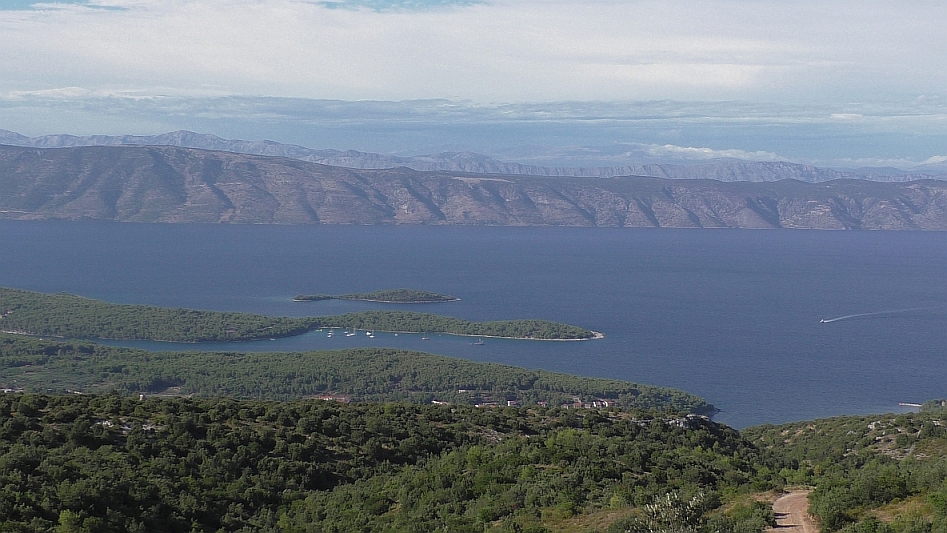 widok z drogi na tunelem Pitve, wyspa Brać, dalej góry Biokovo.jpg